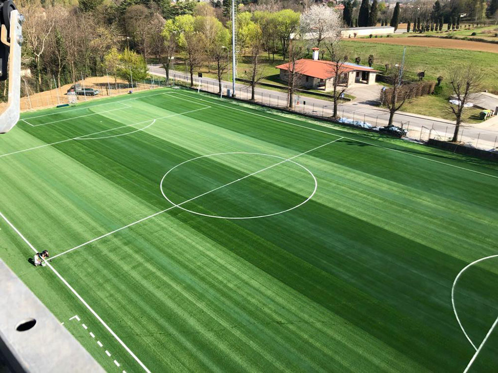 Nuovo campo da calcio d'allenamento in erba sintetica